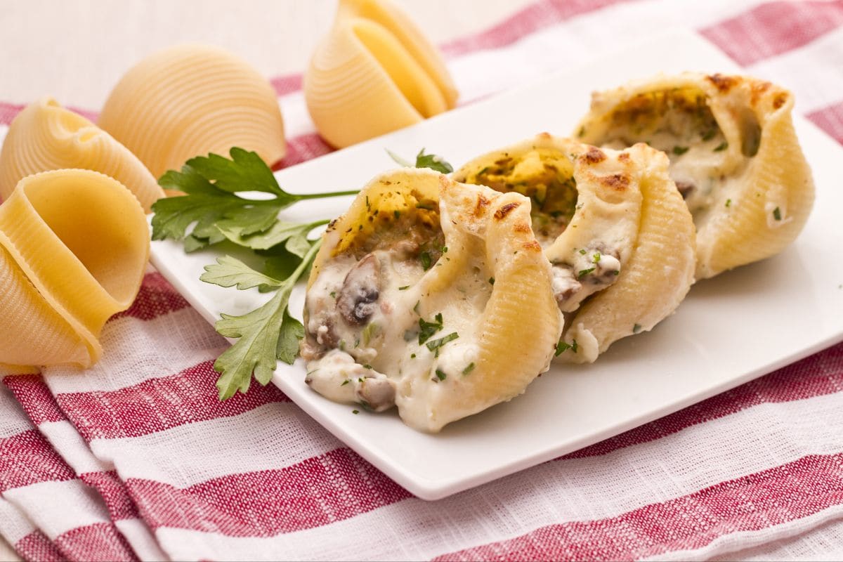 Gefüllte Muschelnudeln mit Pilzen, Schinken und Béchamelsauce