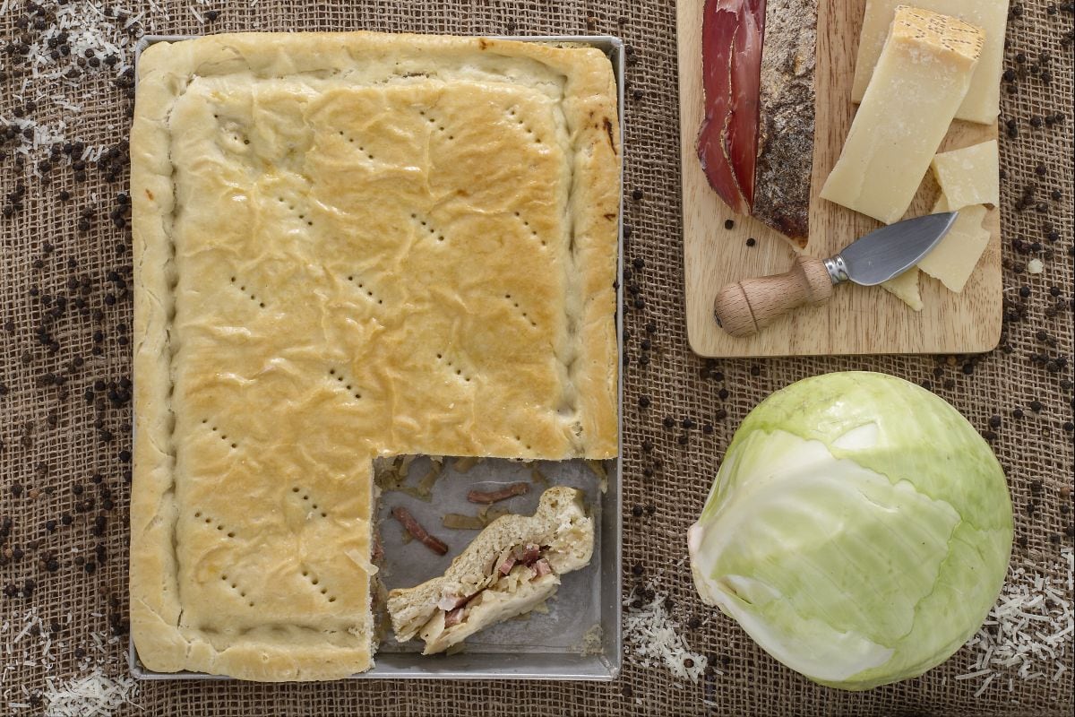 Gefüllte Focaccia mit Kohl und Speck