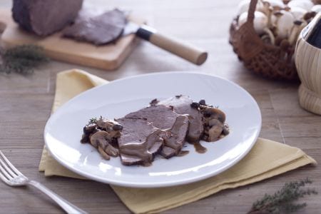 Geschmortes Fleisch mit Pilzen und Rotwein