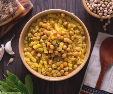 Pasta in Kichererbsensuppe, Lorbeer und roter Knoblauch