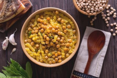 Pasta in Kichererbsensuppe, Lorbeer und roter Knoblauch